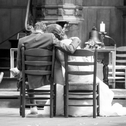 Bruiloft in de kerk, overladen met liefde.