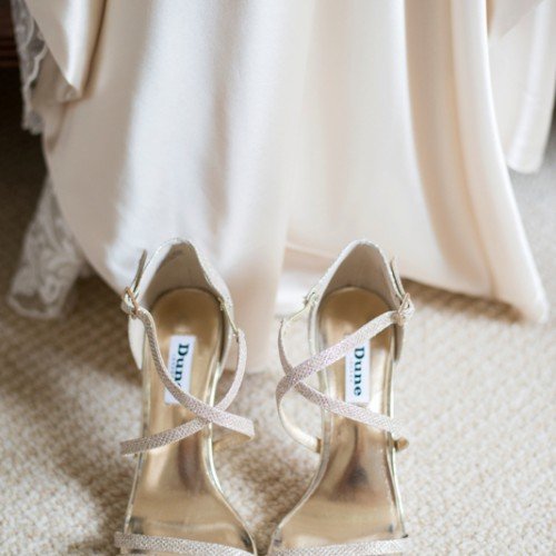 Trouwschoenen als prachtig detail tijdens de trouwfotografie