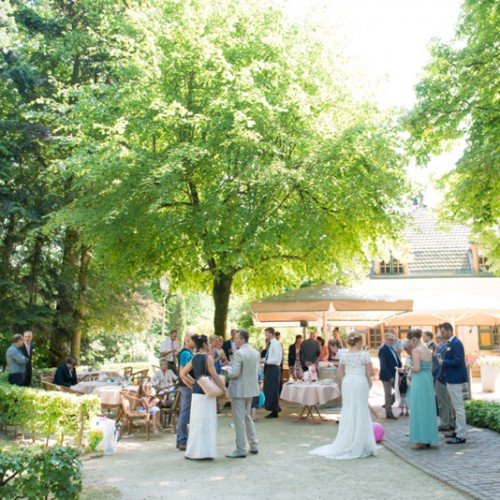Borrelen in de tuin na ceremonie tijdens buiten bruiloft