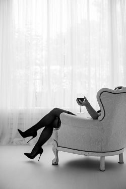 klassieke-boudoir-foto-high-heels-wine